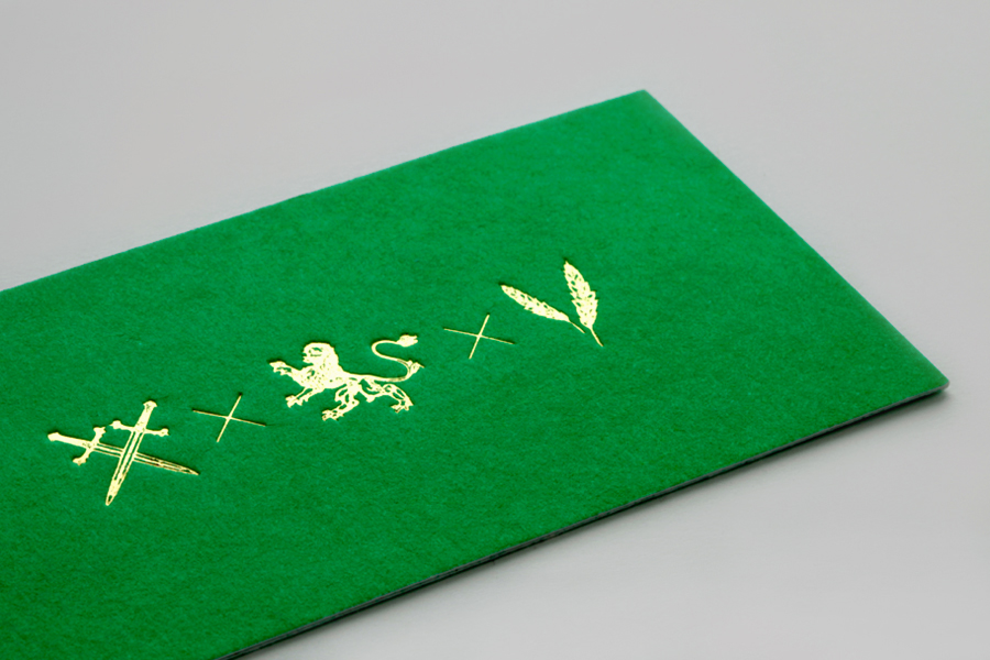 Green business card with gold foil detail for Monterrey-based traditional Italian restaurant Iannilli designed by Savvy