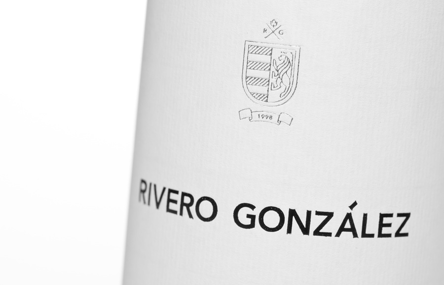 Wine label with silver foil logo developed by Anagrama for Rivero Gonzalez