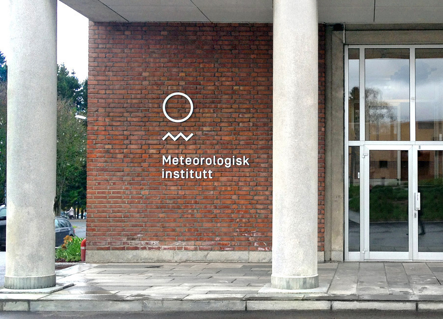 Logo and exterior signage designed by Neue for the Norwegian Meteorological Institute - Meteorologisk Institutt 