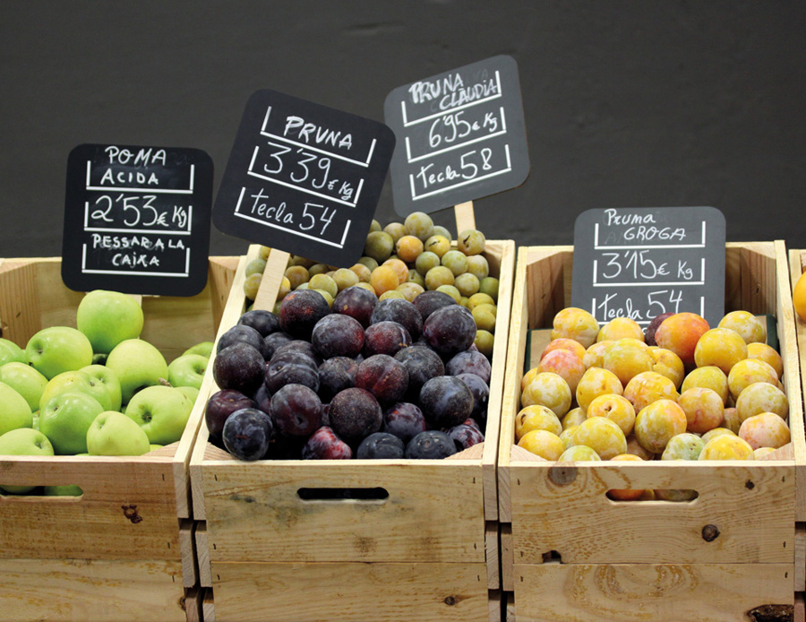 Signage designed by Mayuscula for Spanish organic supermarket Obbio