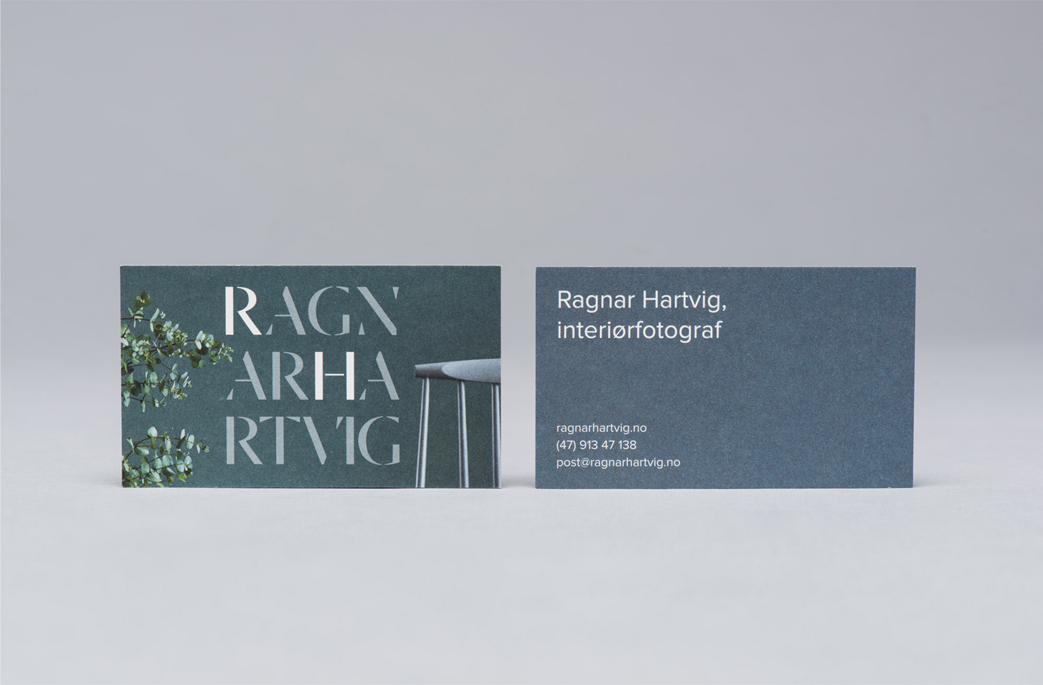 Business cards for Norwegian photographer Ragnar Hartvig by Commando Group. These feature the font Dala Moa and still life images.