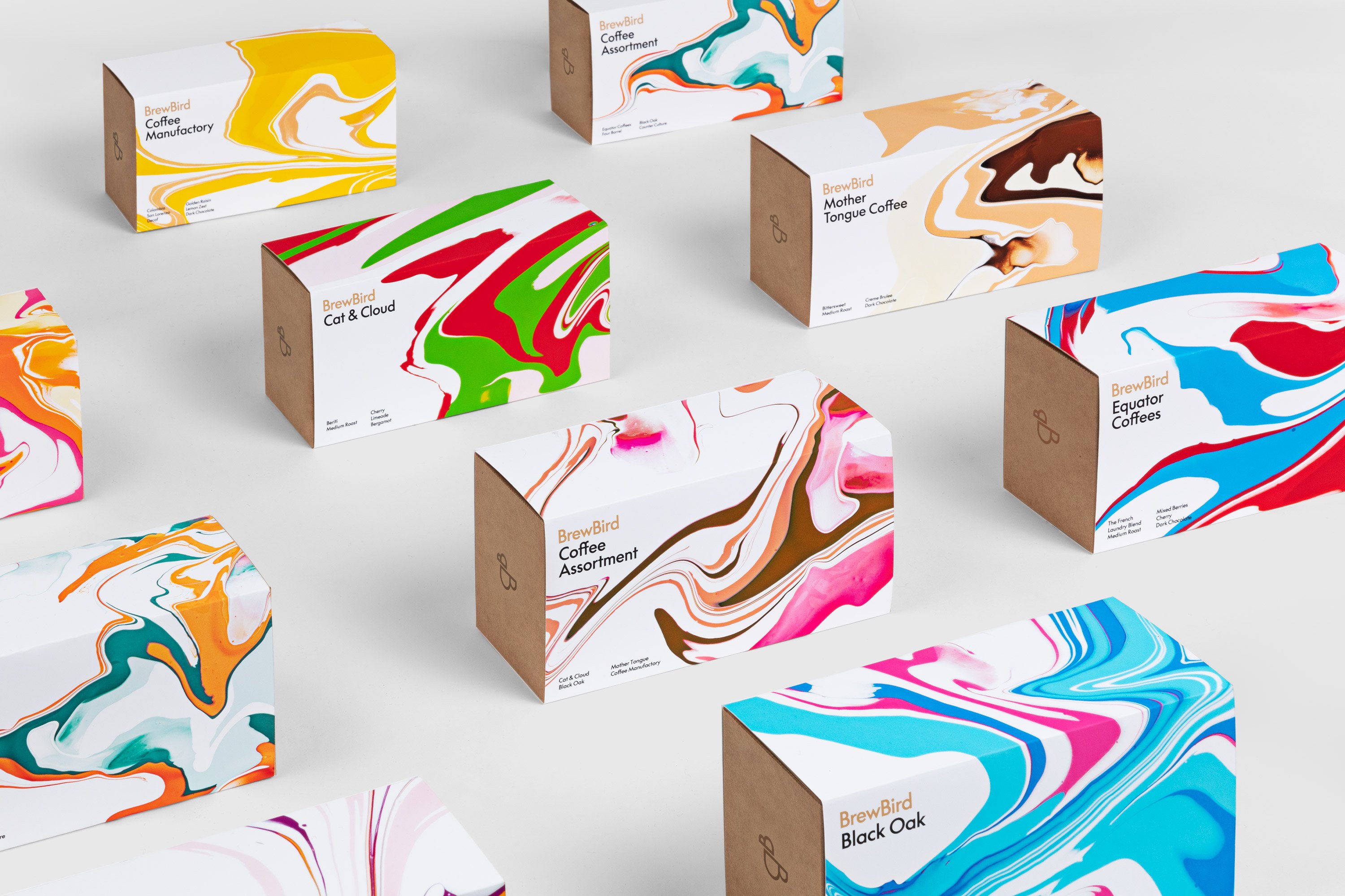 Verpakkingsontwerp van kraftpapier met kleurrijke hoes voor BrewBird, een koffiepadbedrijf in San Francisco, ontworpen door Mucho