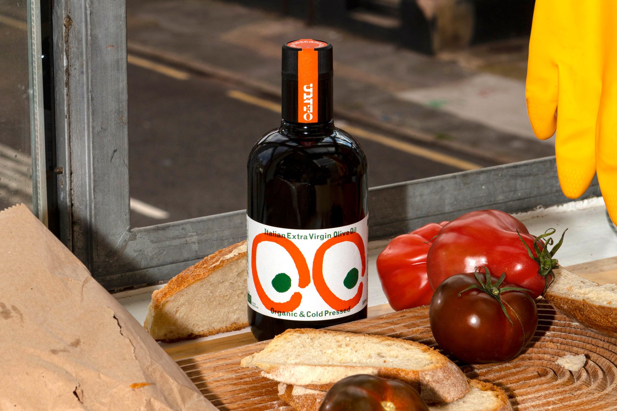 Packaging design for Italian Extra Virgin Olive Oil brand Unto designed by Studio Bergini.