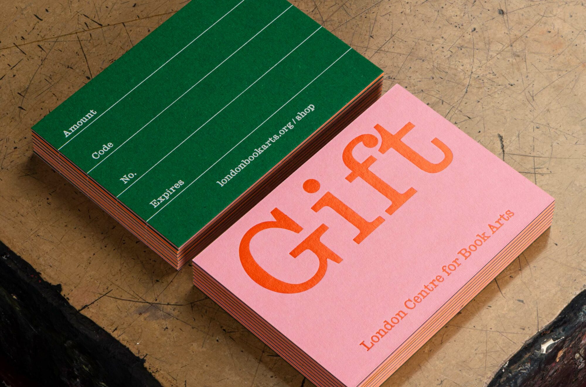 Groen en roze dubbelzijdig en blok verijdeld cadeaukaartontwerp voor het London Centre for Book Arts, ontworpen door Studio Bergini