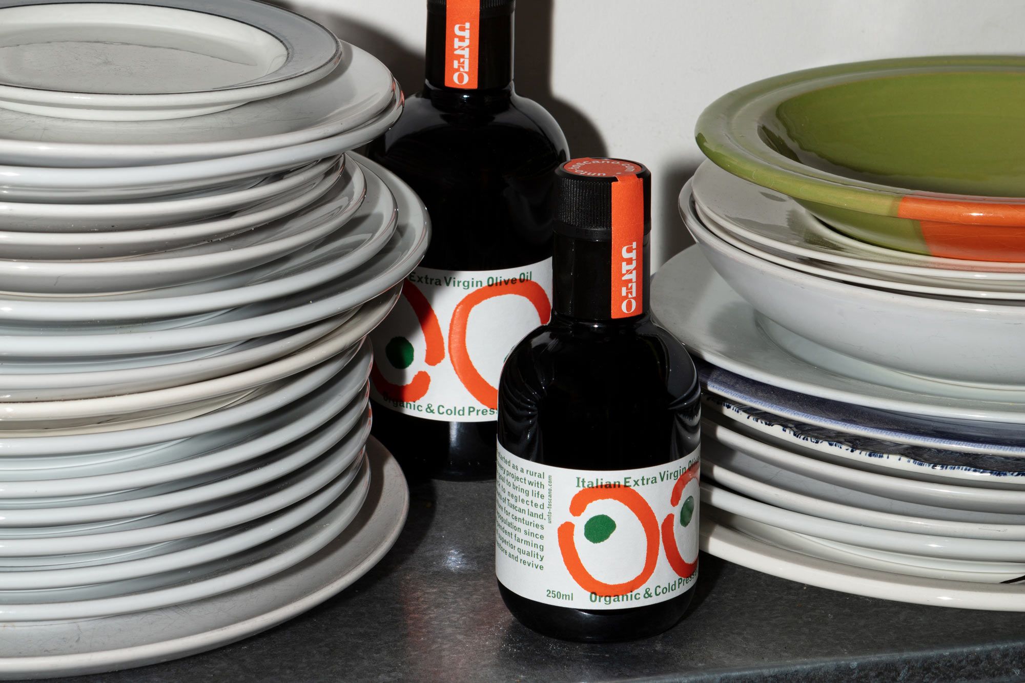 Logo, brand identity and packaging design for Italian Extra Virgin Olive Oil brand Unto designed by Studio Bergini.